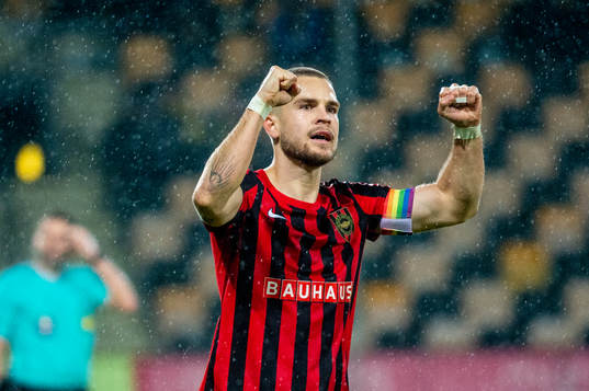 Brommapojkarnas Amadeus Sögaard jublar