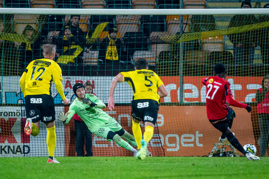 Brommapojkarnas Zeidane Inoussa sätter 2-0 på straff på