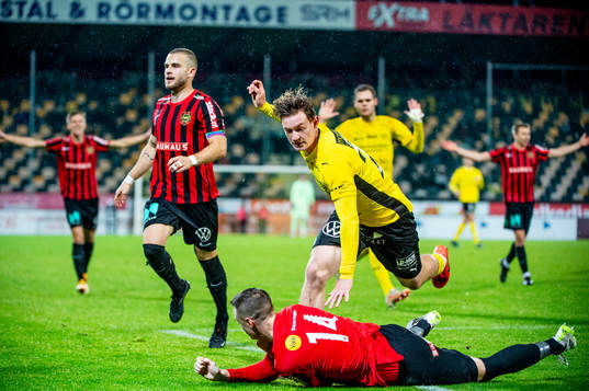 Mjällbys Love Björnson mot Brommapojkarnas Jesper Löfgren