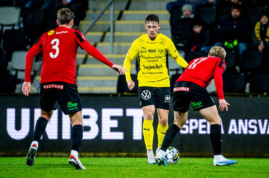 Mjällbys Elliot Stroud mot Brommapojkarnas Alexander