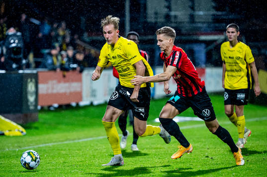 Mjällbys Herman Johansson mot Brommapojkarnas Samuel Leach