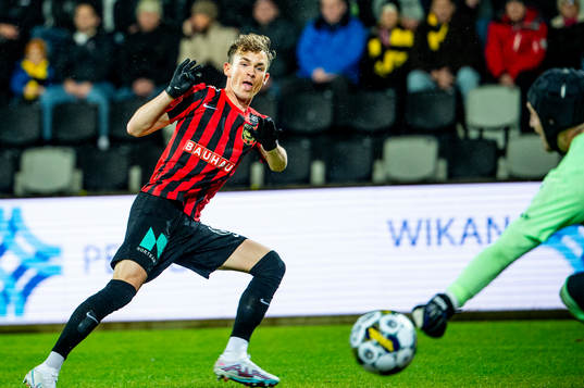 Brommapojkarnas Alexander Johansson mot Mjällbys målvakt