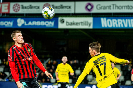 Brommapojkarnas Jesper Löfgren mot Mjällbys Elliot Stroud
