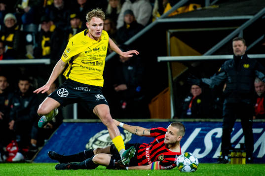 Mjällbys Max Fenger mot Brommapojkarnas Amadeus Sögaard