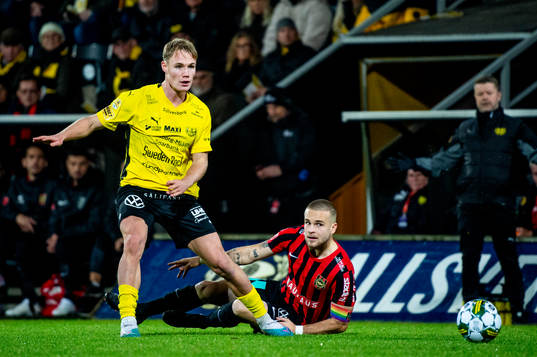 Mjällbys Max Fenger mot Brommapojkarnas Amadeus Sögaard