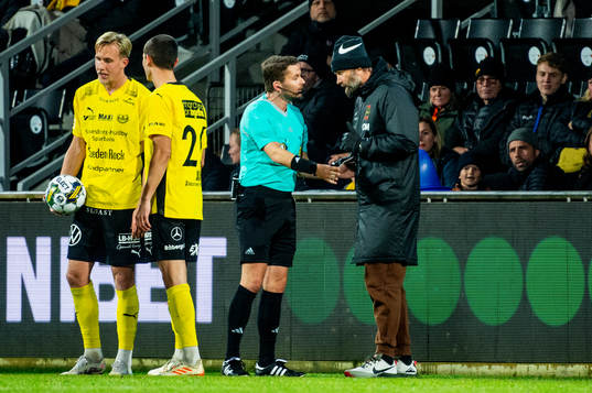 Domare Joakim Östling och Brommapojkarnas tränare Olof