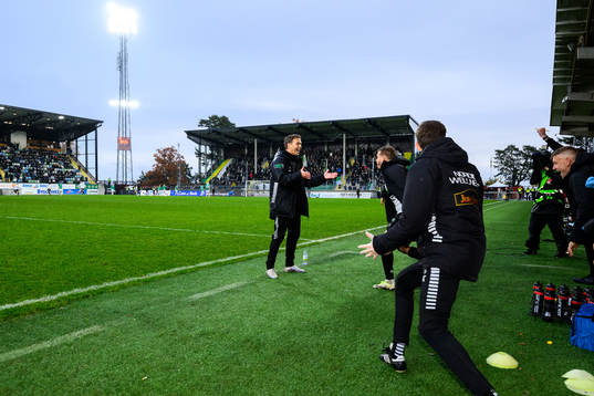 GAISs tränare Fredrik Holmberg jublar
