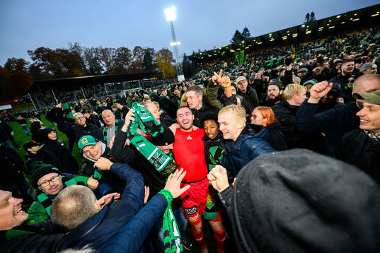 GAISs målvakt Mergim Krasniqi jublar över avancemang till