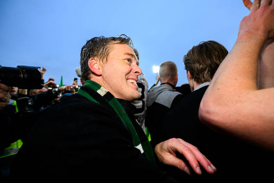 GAISs tränare Fredrik Holmberg  jublar över avancemang