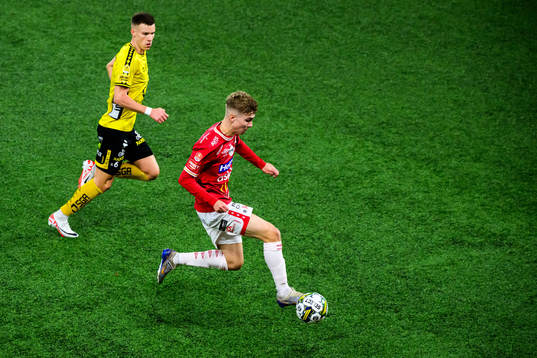 Elfsborgs Andri Fannar Baldursson och Degerfors Hugo Bolin
