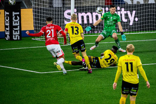 Degerfors Peter Gwargis och Elfsborgs målvakt Hakon