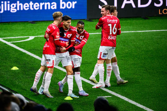 Degerfors Peter Gwargis jublar med lagkamrater