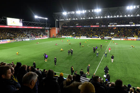Spelarna ligger och deppar på planen