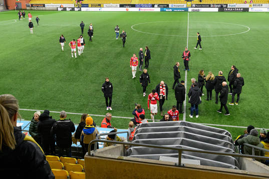 Degerfors spelare lämnar planen