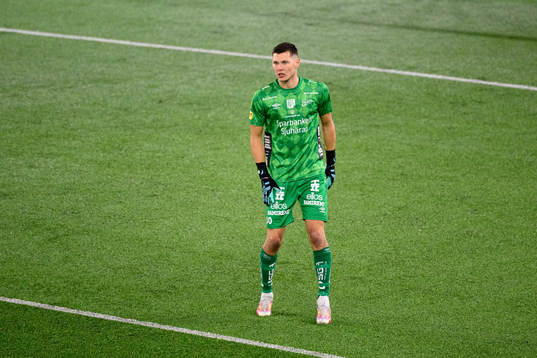 Elfsborgs målvakt Hakon Valdimarsson tar sig för låret