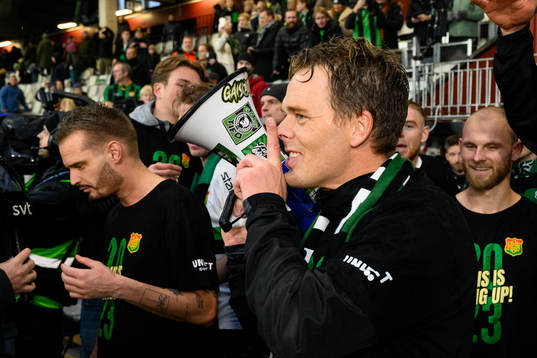 GAISs tränare Fredrik Holmberg jublar