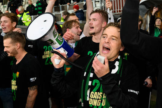 GAISs tränare Fredrik Holmberg jublar
