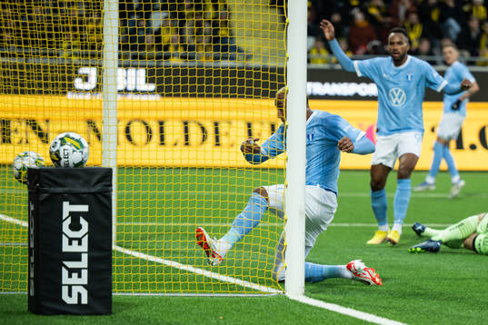 Malmö FFs Derek Cornelius gör 1-1