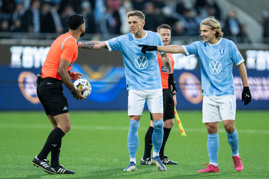 Malmö FFs Søren Rieks och Sebastian Nanasi reagerar mot
