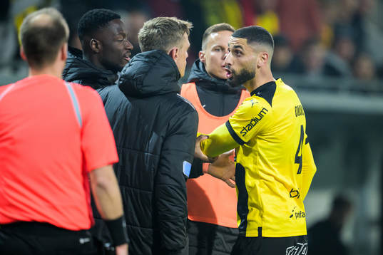 Häckens Aiham Ousou och Malmö FFs Søren Rieks i en