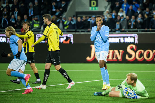 Malmö FFs Isaac Kiese Thelin deppar