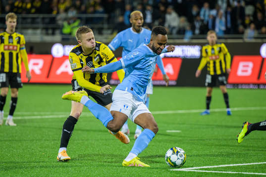 Häckens Tomas Olai Totland och Malmö FFs Isaac Kiese