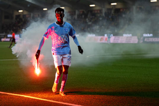 Malmö FFs Taha Ali kastar ut en bengal