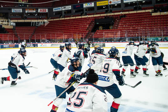 Stockholm Nords spelare jublar vid slutsignalen
