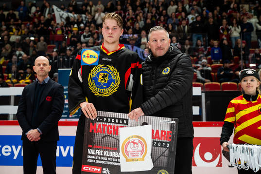 Södermanlands Hjalmar Cilthe tar emot pris för matchens