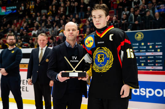 Södermanlands Anton Wigell tar emot pokalen för andra
