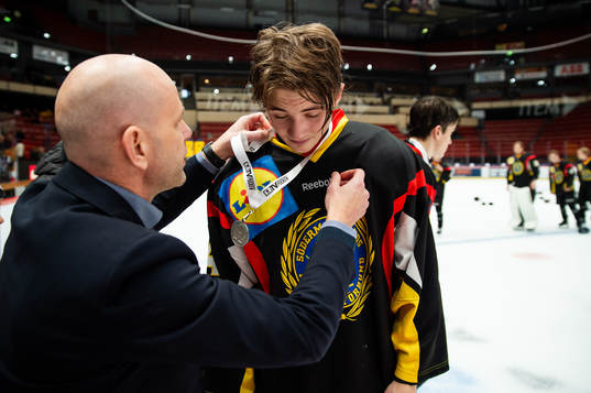 Södermanlands Albin Kihlman tar emot en silvermedalj