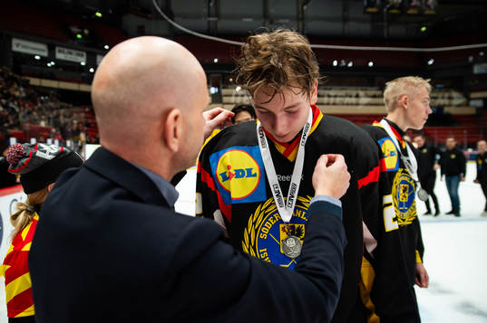 Södermanlands Christian Furuvik tar emot en silvermedalj