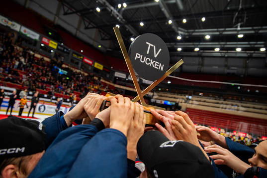 Stockholm Nords spelare jublar med pokalen