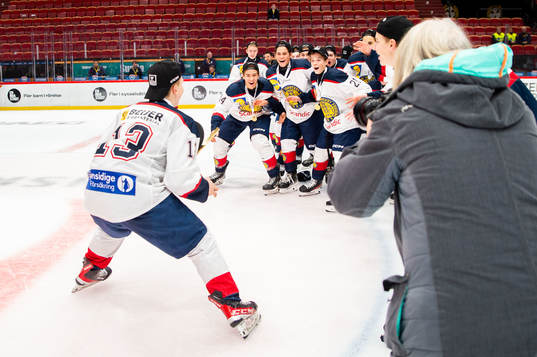 Stockholm Nords spelare jublar med pokalen