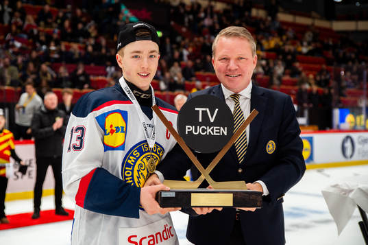 Stockholm Nords Viggo Björck med pokalen