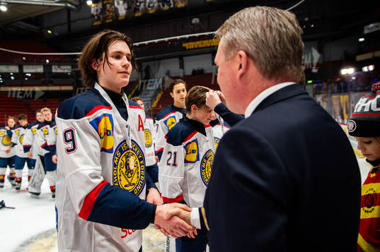 Stockholm Nords Dag Henriksson tar emot guldmedalj