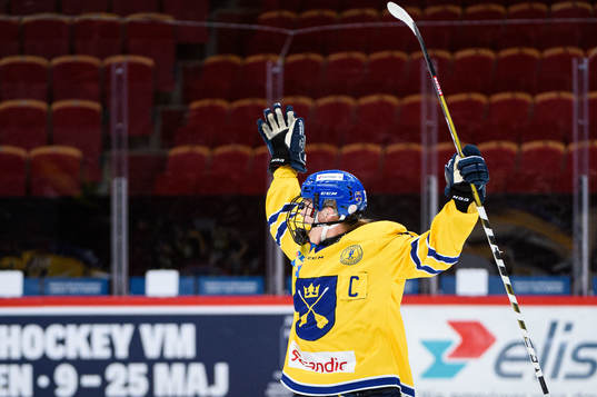Dalarnas Tillie Ytfeldt jublar med lagkamrater