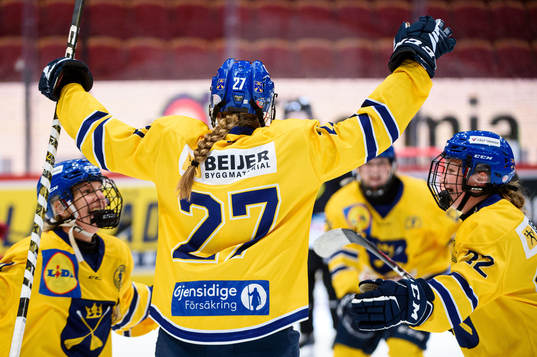 Dalarnas Tillie Ytfeldt jublar med lagkamrater