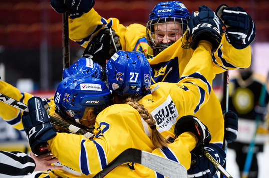 Dalarnas Tillie Ytfeldt jublar med lagkamrater