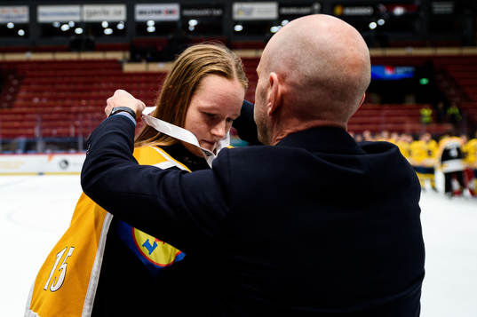 Västergötlands målvakt Anastasia Wäring tar emot sin