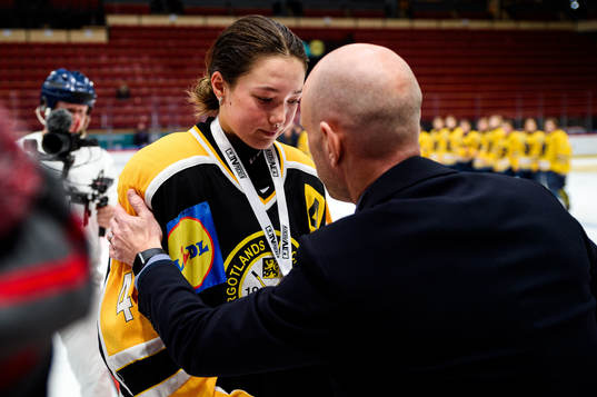 Västergötlands Ebba Westerlind tar emot sin silvermedalj