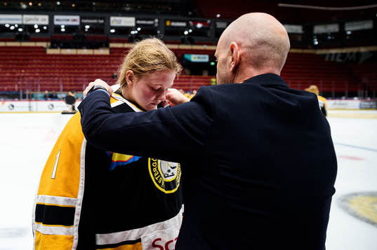 Västergötlands målvakt Tindra Andersson tar emot sin