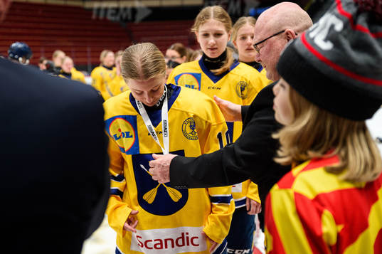 Dalarnas målvakt Alice Nilsson tar emot guldmedalj