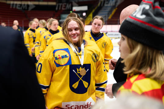Dalarnas målvakt Hildur Larsson tar emot guldmedalj