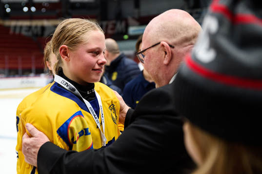 Dalarnas Ida Melin tar emot guldmedalj