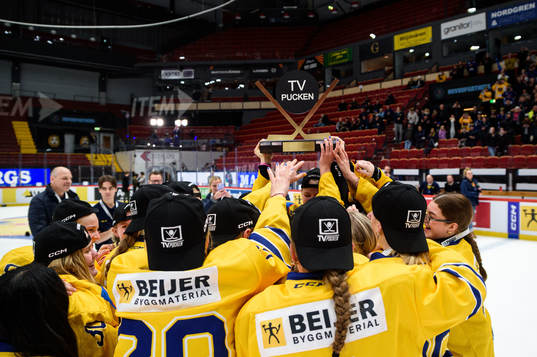 Dalarnas spelare jublar med pokalen för förstaplats