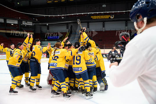 Dalarnas spelare jublar med pokalen för förstaplats
