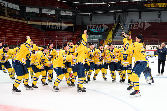 Dalarnas spelare jublar med pokalen för förstaplats