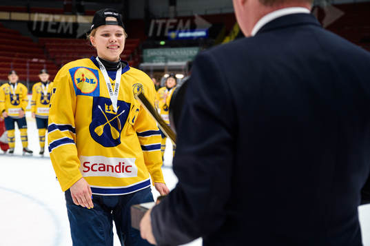 Dalarnas Tillie Ytfeldt med pokalen för förstaplats