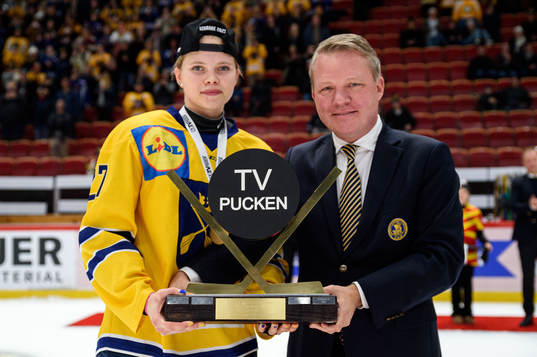 Dalarnas Tillie Ytfeldt med pokalen för förstaplats